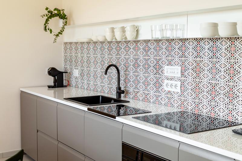 Kitchen with tiles hand-painted by an artisan in Castello, and a black sink