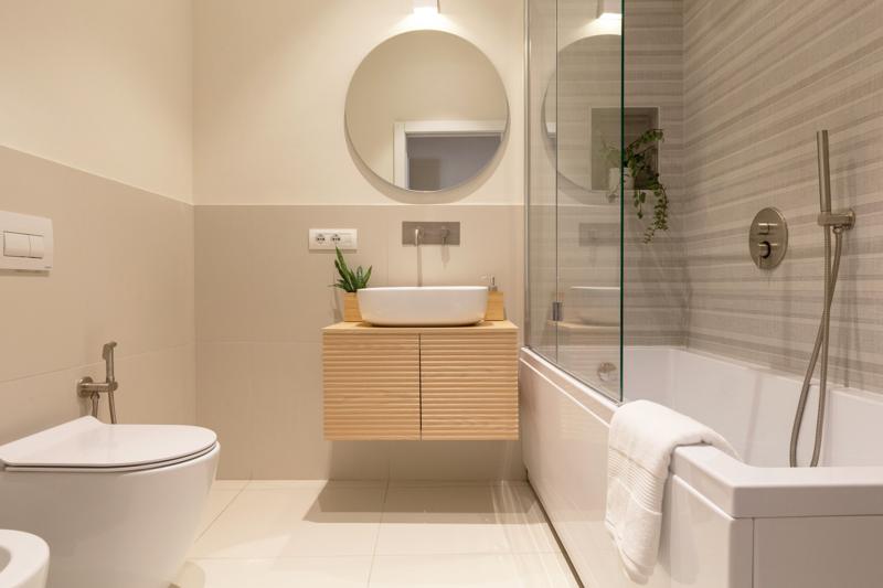 Bathroom with bathtub, shower screen and wooden vanity